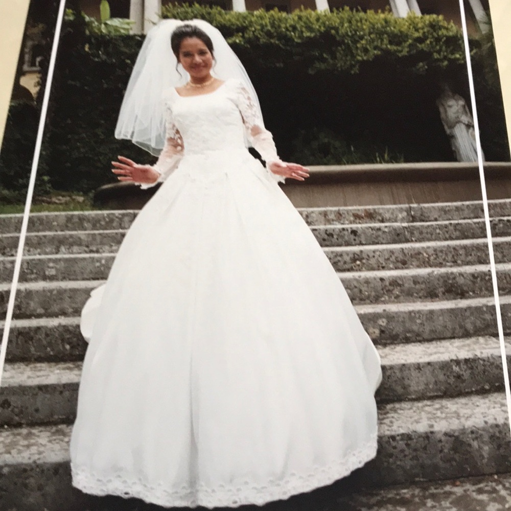 Wedding dress - Picture 3 of 8